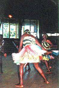 Tnzerinnen in der Hotelbar. African dancers at the Shelly Beach Hotel.