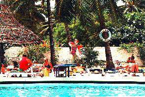 Am Swimming Pool im Shelly Beach Hotel. The pool at the Shelly Beach Hotel.